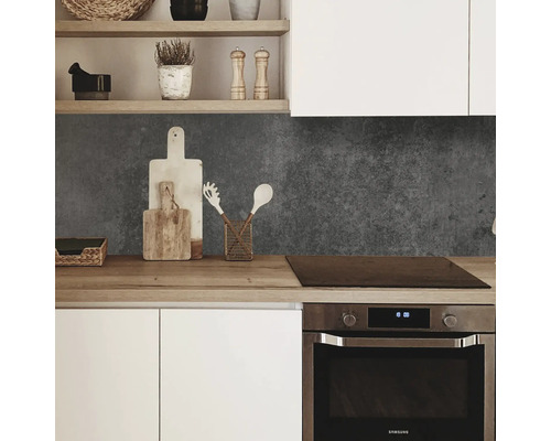 Kuchynská scéna s bielymi skrinkami, drevenou pracovnou doskou a sivou zadnou stenou