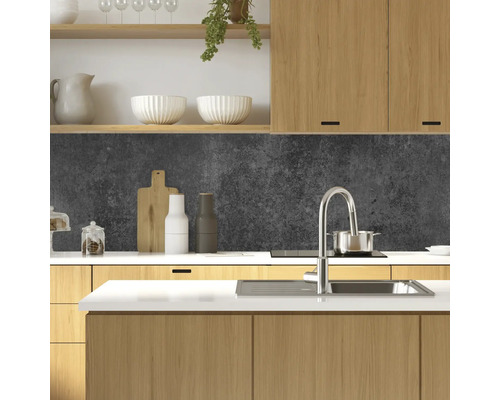 Moderná kuchyňa s drevenými skriňami, drezom a kuchynským náčiním