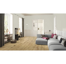 Svetlá obývacia izba s drevenou podlahou, pohovkou a kachľami