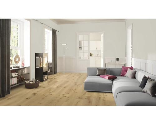 Svetlá obývacia izba s drevenou podlahou, pohovkou a kachľami