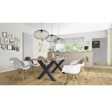 Jedáleň s dreveným stolom, stoličkami a závesnými svietidlami