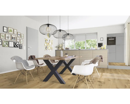 Jedáleň s dreveným stolom, stoličkami a závesnými svietidlami