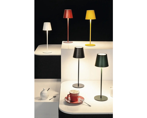 Viacfarebné stolné lampy na stoloch s nápojom a cukorničkou