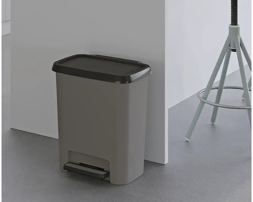 Plastový odpadkový kôš s pedálom