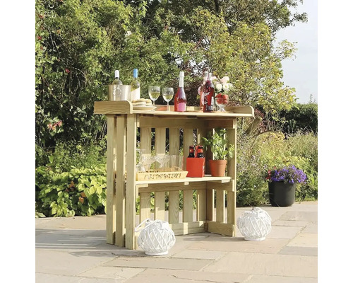 Drevený záhradný bar s nápojmi a dekoráciami vonku