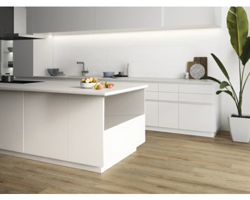 Svetlá kuchyňa s ostrovčekom, bielymi skrinkami a drevenou podlahou