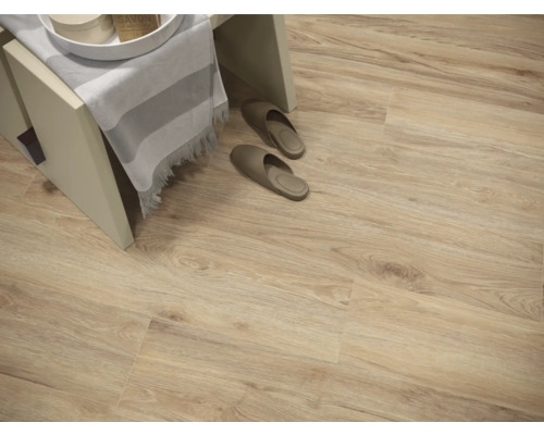 Položené podlahové dlaždice s dreveným vzhľadom s kúpeľňovou stoličkou a papučami