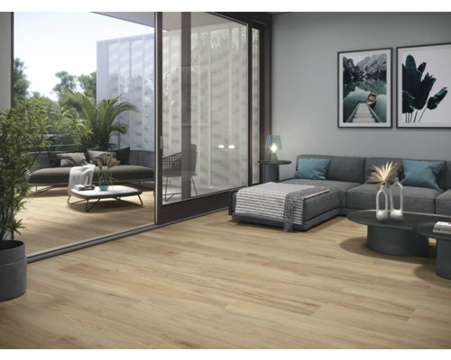 Svetlá drevená podlaha spája interiér a exteriér s obývacou izbou, terasou a záhradným nábytkom