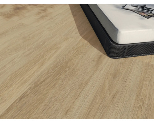 Detail miestnosti so svetlou drevenou podlahou