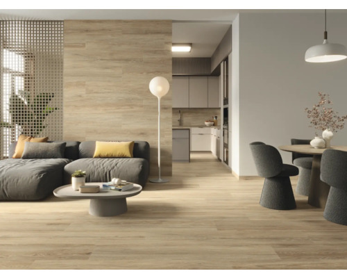 Obývacia izba s podlahovými dlaždicami so vzhľadom dreva, pohovkou, stolom a jedálenským kútom.