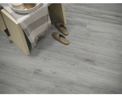 Svetlá vinylová podlaha so vzhľadom dreva so sedadlom a papučami