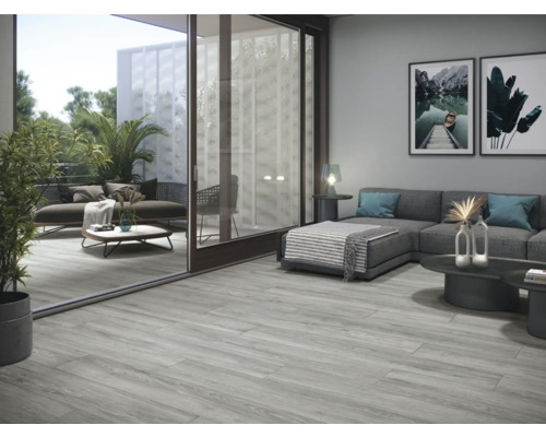 Obývacia izba so sivou dlažbou s dreveným vzhľadom a prístupom na balkón