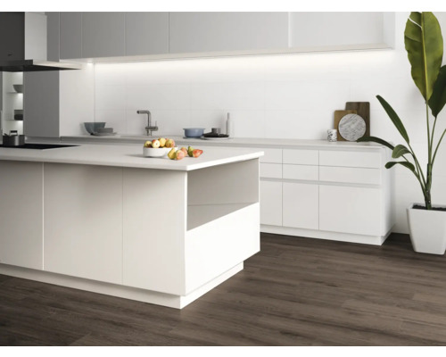 Svetlá kuchyňa s kuchynským ostrovom, drezom a drevenou podlahou.