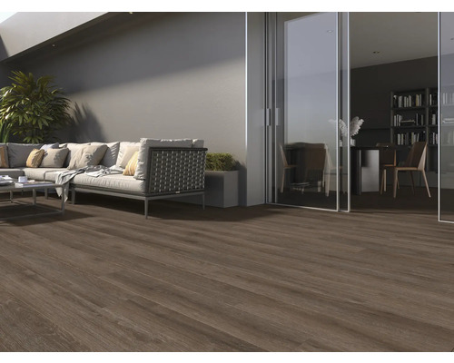 Terasa s tmavou drevenou podlahou, pohovkou a výhľadom do miestnosti s knižnicou