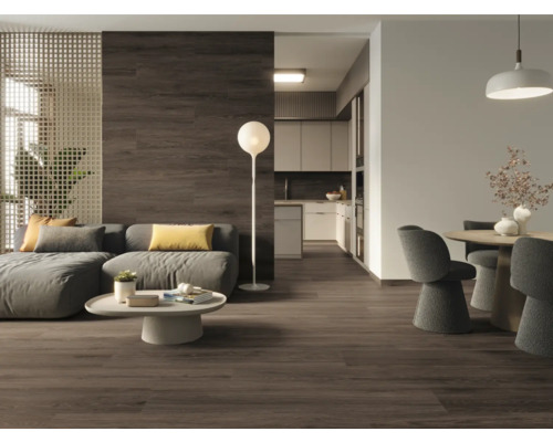 Obývacia izba s pohovkou, stolom, stoličkou a drevenou podlahou