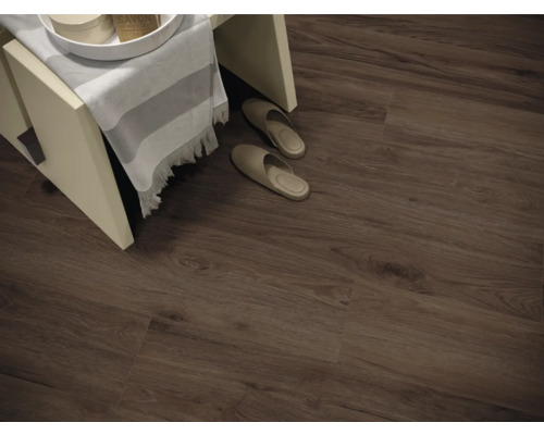 Interiérová fotografia izby s laminátovou podlahou so vzhľadom dreva, malou stoličkou a papučami.