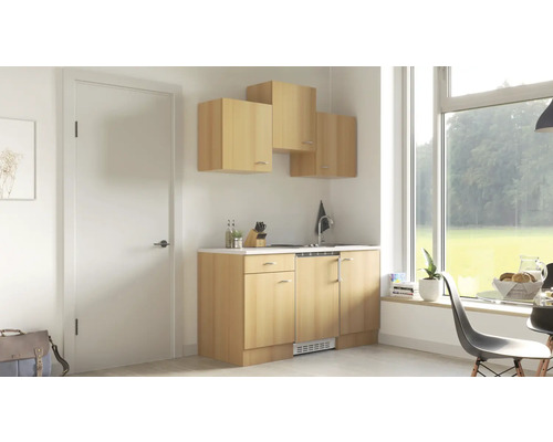 Kuchyňa so spodnými skrinkami, hornými skrinkami, drezom a oknom