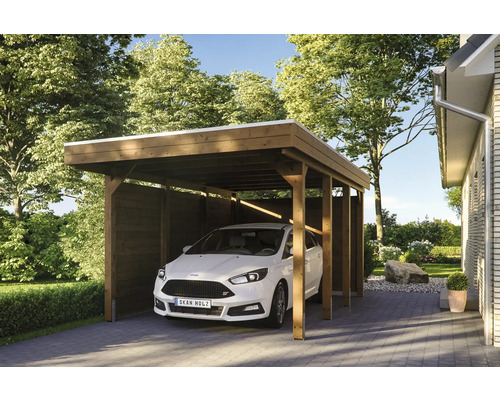 Drevený carport s úložným priestorom a autom