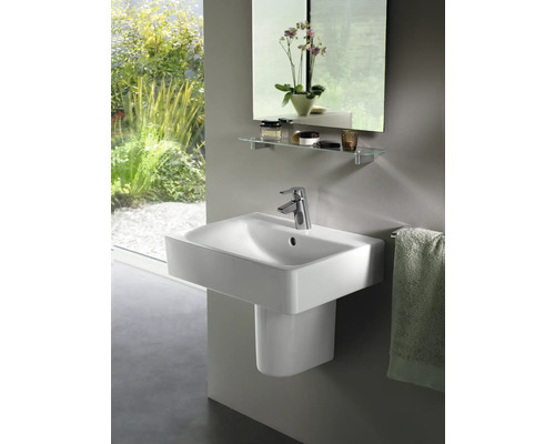 Moderná kúpeľňa s bielym umývadlom, batériou, zrkadlom a držiakom na uteráky.