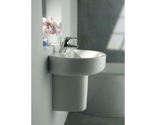 Nástenné umývadlo s batériou v kúpeľni.