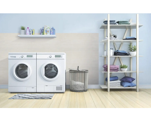 Práčovňa s práčkou, sušičkou, regálom a košom na bielizeň