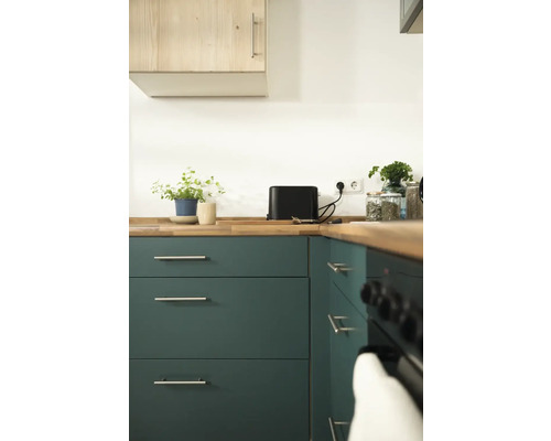 Kuchynská scéna s drezom, pracovnou doskou, skriňami a spotrebičmi