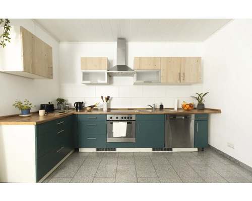 Svetlá kuchyňa s hornými a dolnými skrinkami, drezom, umývačkou riadu a sporákom