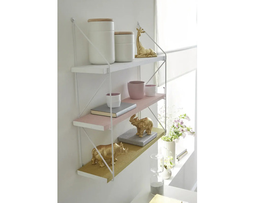 Dekoratívna nástenná polica s tromi policami a rôznymi dekoratívnymi predmetmi