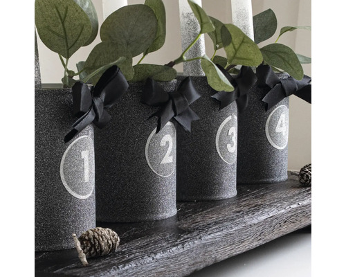 Adventný veniec s číslami, stuhami, sviečkami a dekoráciou na drevenom podnose