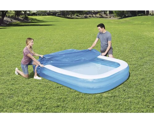 Nafukovací bazén s krytom v záhrade, obsluhovaný dvoma ľuďmi