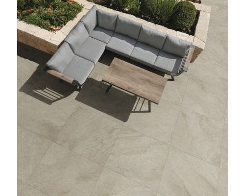 Záhradná sedacia súprava so stolom a dlažbou vonku