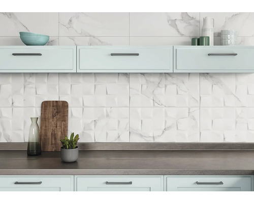 Kuchynská scéna s obkladačkami, pracovnou doskou a skriňami