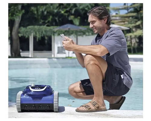 Muž ovláda robotický čistič bazéna smartfónom pri bazéne