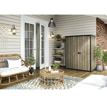 Terasa so záhradným domčekom, ratanovým posedením a dekoráciou