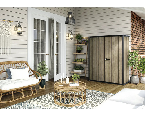 Terasa so záhradným domčekom, ratanovým posedením a dekoráciou