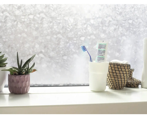 Dekoračná fólia na okennom parapete s rastlinami a kúpeľňovými potrebami