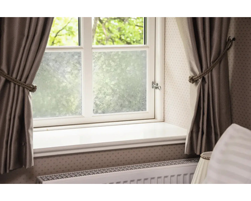 Pohľad na okno s fóliou na ochranu súkromia a závesmi pre väčšie súkromie a dekoráciu