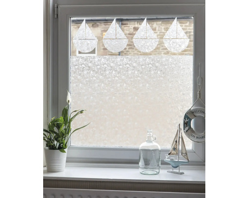 Okno s okennou fóliou na ochranu súkromia a dekoráciu s motívmi plachetníc