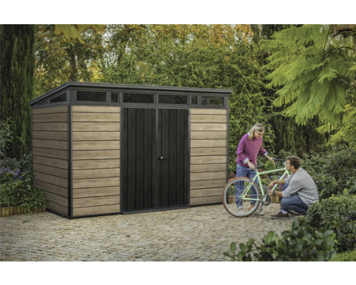 Záhradná skriňa s pultovou strechou, drevenou stenou a párom ľudí s bicyklom v záhrade