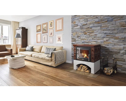 Obývacia izba s pohovkou, krbom a kamennou stenou pre útulnú atmosféru