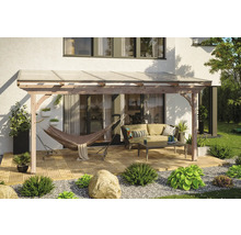 Drevená pergola s priehľadnou strechou, hojdacia sieť a sedenie v záhrade