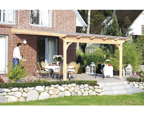 Zastrešenie terasy SKAN HOLZ Ravenna 648 x 300 cm douglaska neošetrená Terasa s drevenou pergolou, stôl a stoličky v záhrade
