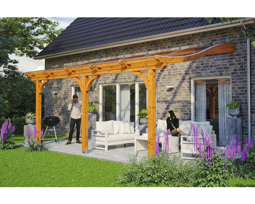 Drevená pergola s priehľadnou strechou na terase so záhradným nábytkom