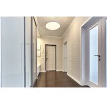 Chodba s posuvnou skriňou, stropné svietidlo a dvere