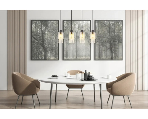 Jedáleň s jedálenským stolom, stoličkami, závesnými svietidlami a nástennými obrazmi