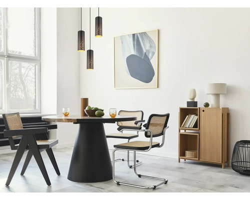 Jedáleň s jedálenským stolom, stoličkami, závesnými svietidlami a príborníkom vo svetlej miestnosti