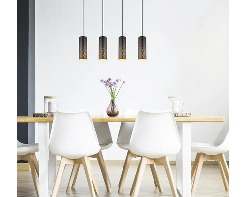 Jedáleň s jedálenským stolom, stoličkami a štyrmi závesnými svietidlami