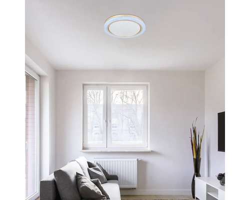 Obývacia izba s okrúhlym stropným svietidlom z kovu a plastu