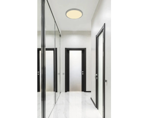 Svetlá chodba s okrúhlym stropným svietidlom a zrkadlovou skriňou s posuvnými dverami.