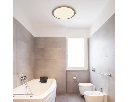 Svetlá kúpeľňa s okrúhlym stropným svietidlom